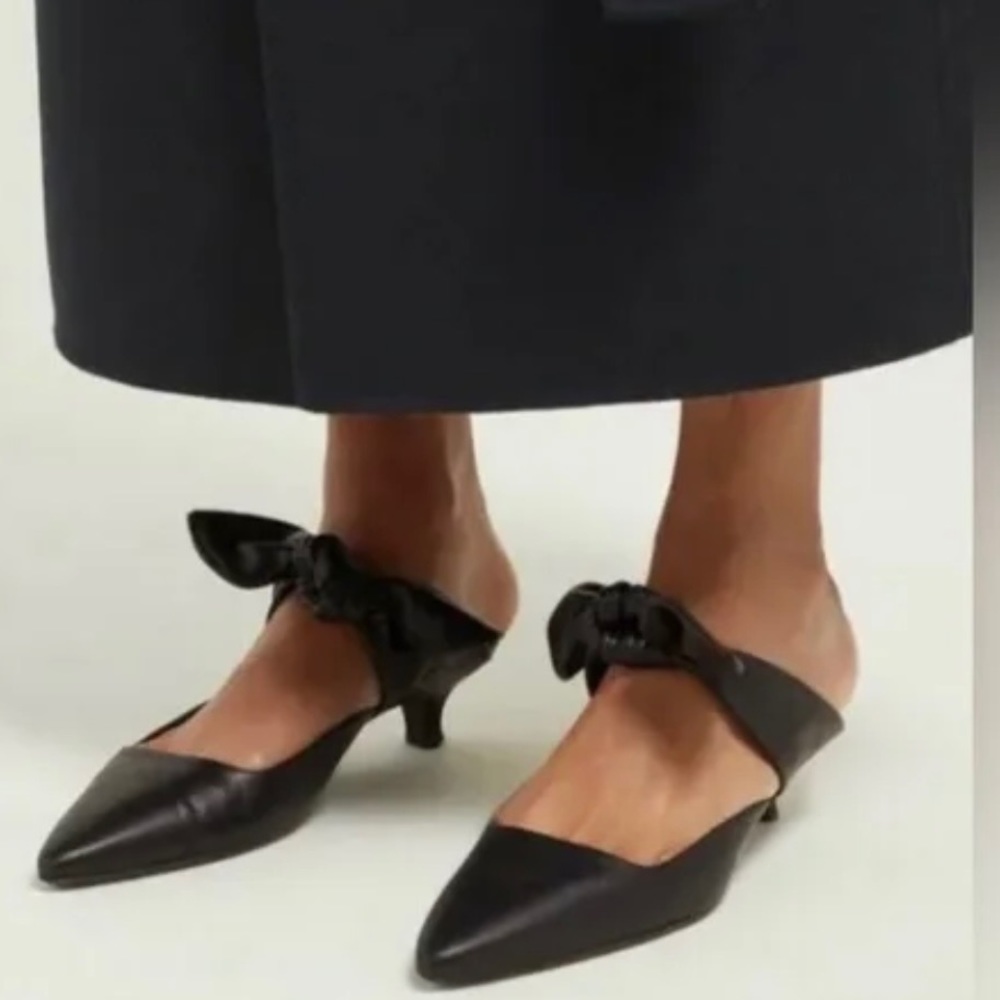The row black bow mule size36